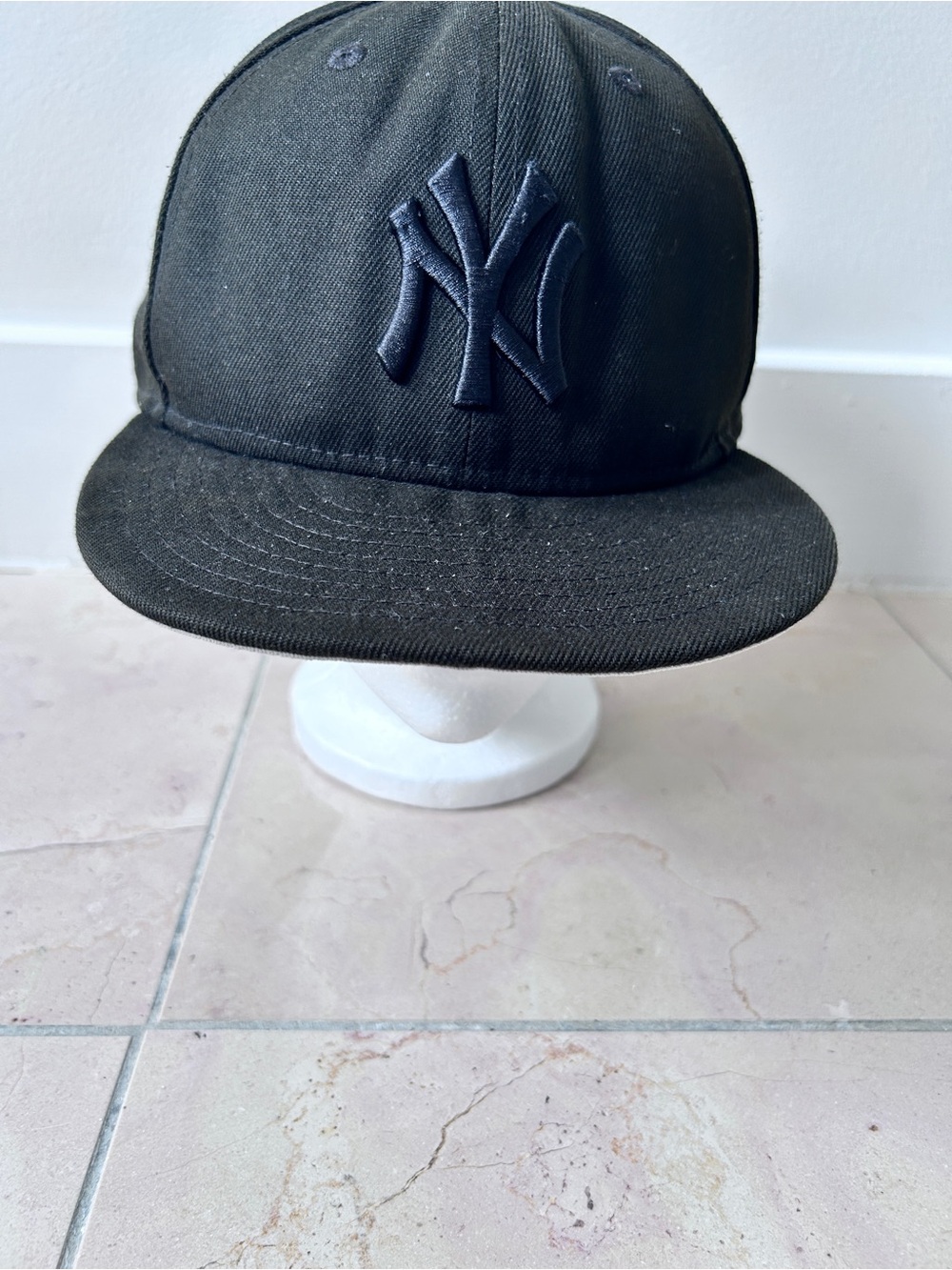 New Era Black on Black New York Yankees Fitted Baseball Cap Size 8 *FLAW